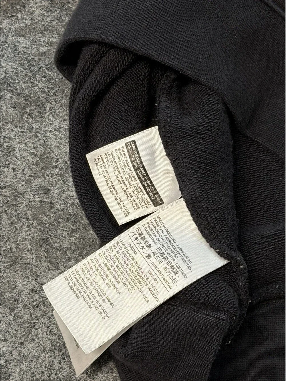 Levi’s Relaxed Fit Black Pullover Hoodie Men’s Large Minimal Logo Sweatshirt